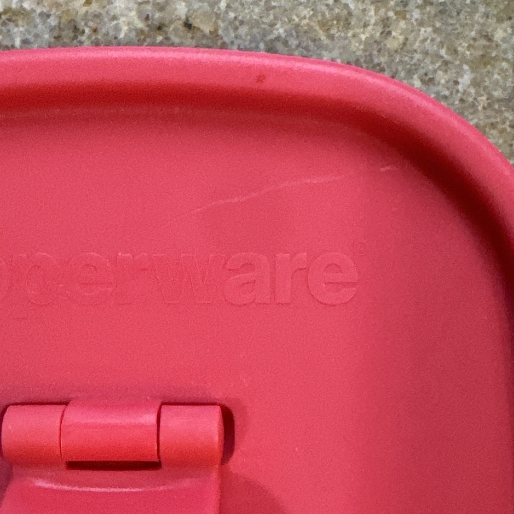 Red Tupperware REPLACEMENT‎ Flip Top Lid 5773 FOR Square Beverage Pitcher 5772A - Picture 2 of 8